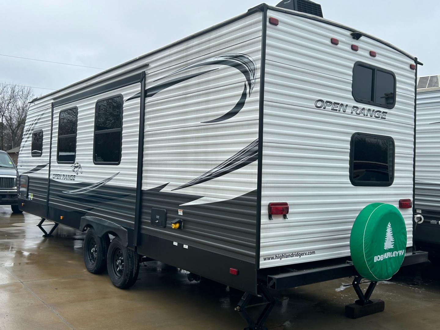 2021 White /TAN Highland Ridge RV, Inc OPEN RANGE 26BHS (58TBH0BP7M1) , located at 17760 Hwy 62, Morris, OK, 74445, 35.609104, -95.877060 - Photo#1